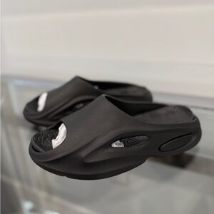 Prettylittle Thing Black Cut Out Rubber Ribbed Sole Slides NEW (sz 8)